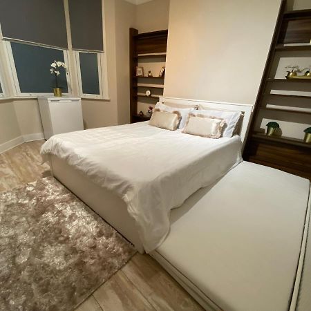 Private Rooms In Excellent Family House ,Zone 2 London Bagian luar foto