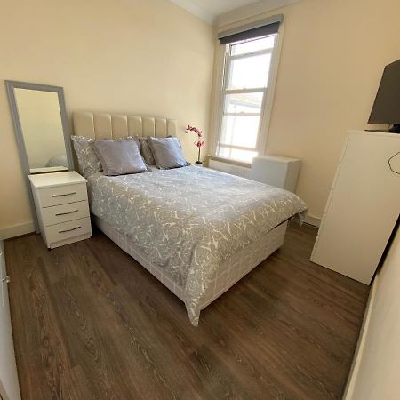 Private Rooms In Excellent Family House ,Zone 2 London Bagian luar foto