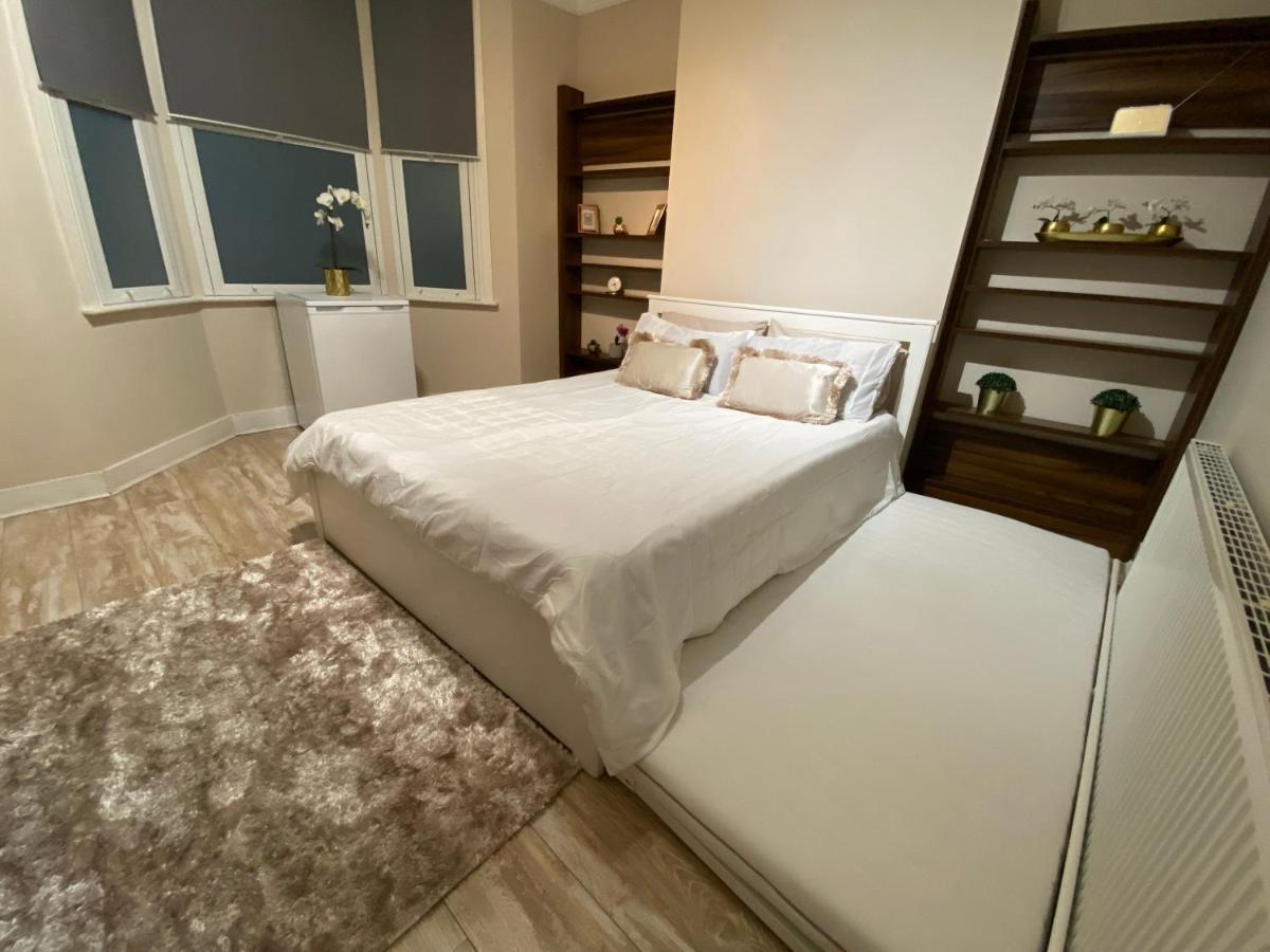 Private Rooms In Excellent Family House ,Zone 2 London Bagian luar foto