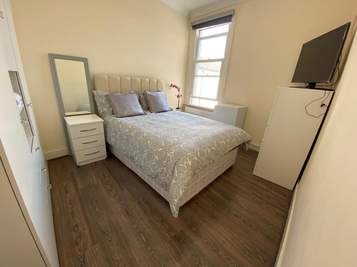 Private Rooms In Excellent Family House ,Zone 2 London Bagian luar foto